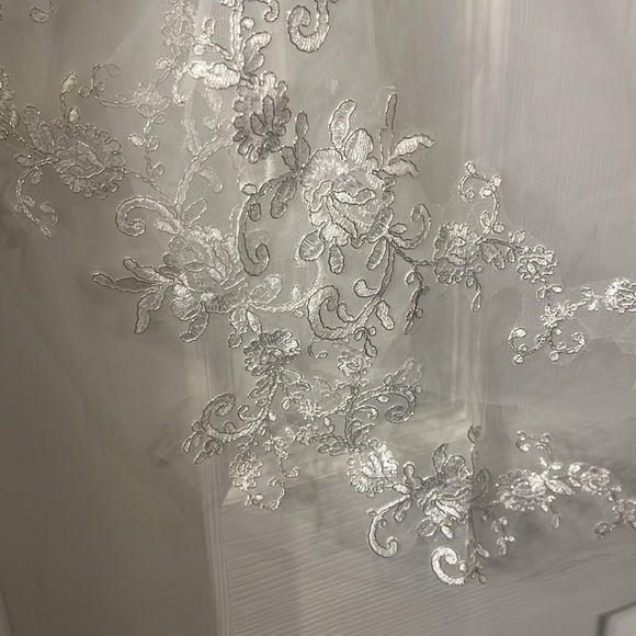 WEDDING VEIL - Picture 2 of 6